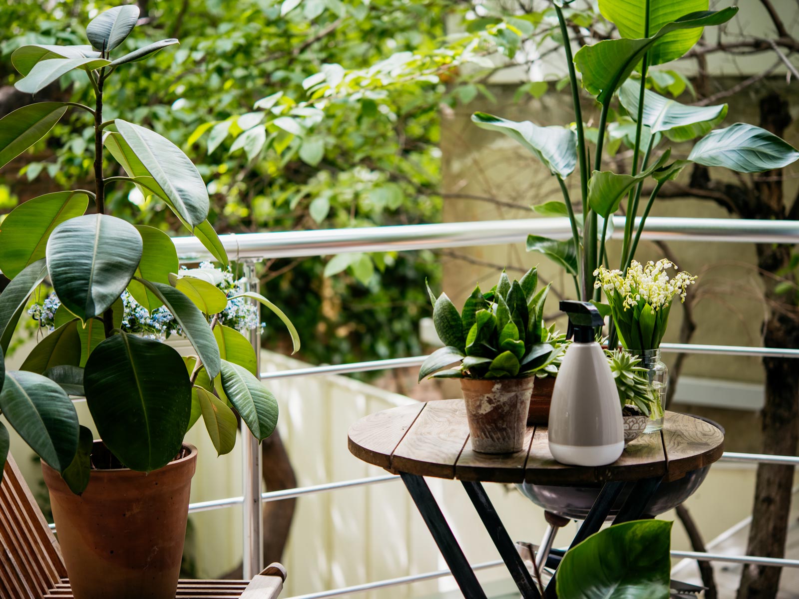 Diez maceteros perfectos para colocar tus plantas con flores en la  barandilla del balcón